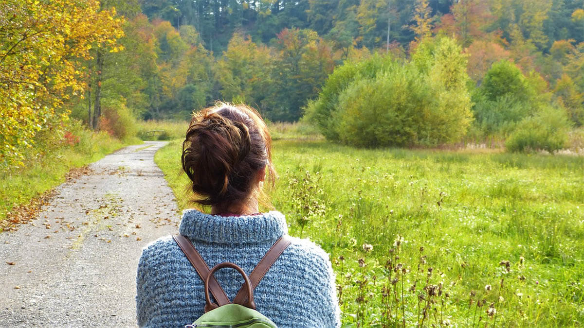 frau-landschaft-wald