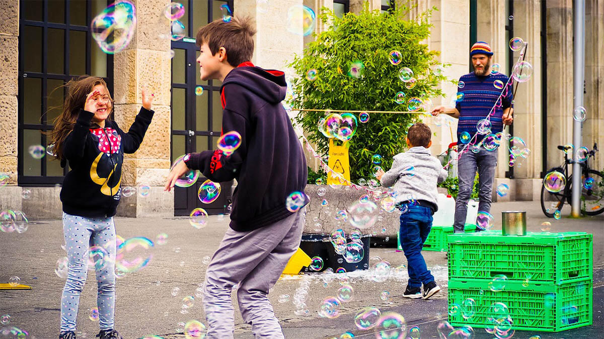 kinder-spielen-mit-seifenblasen