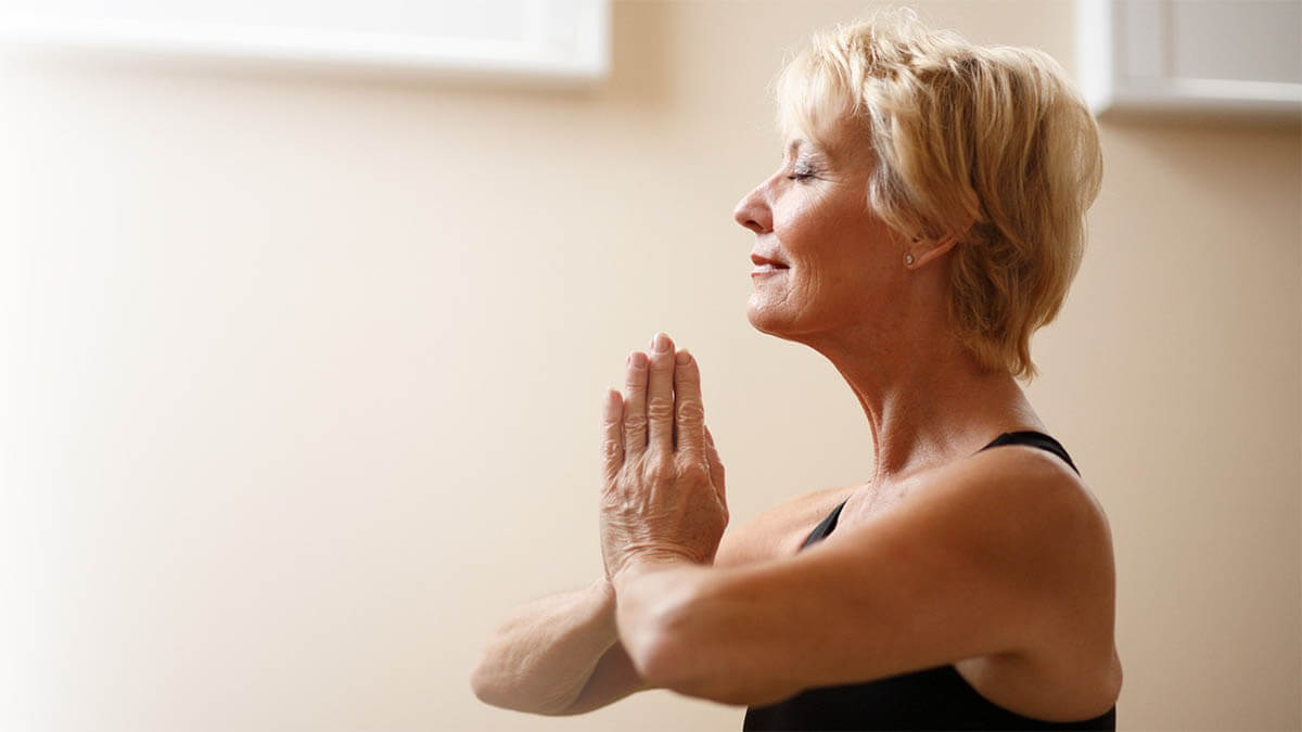 reife-frau-yoga-entspannung