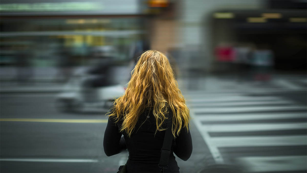 frau-ruecken-strasse-verschwommen