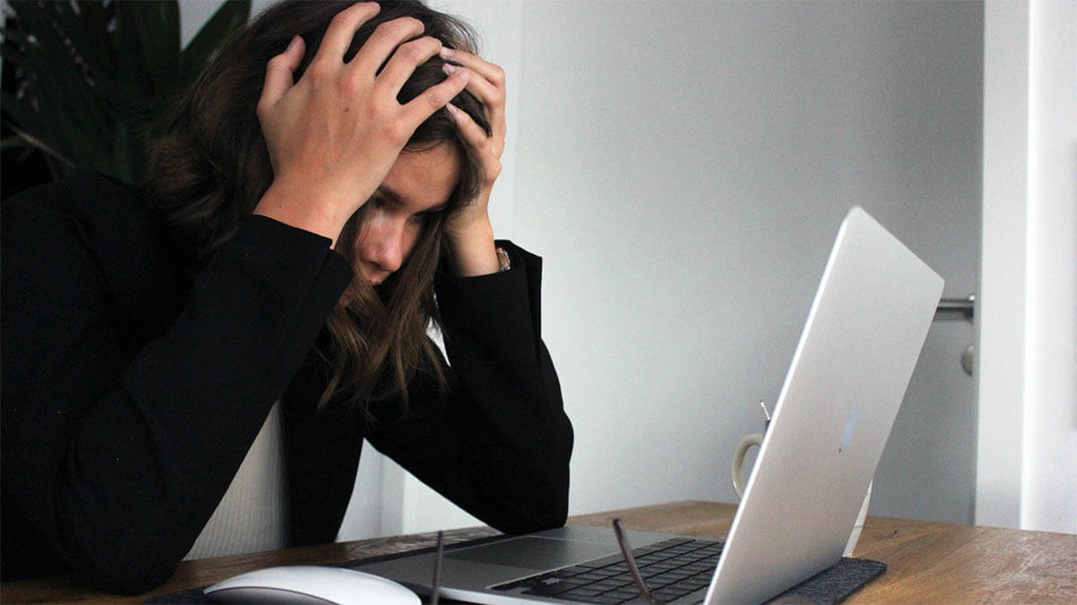 frau stress laptop an