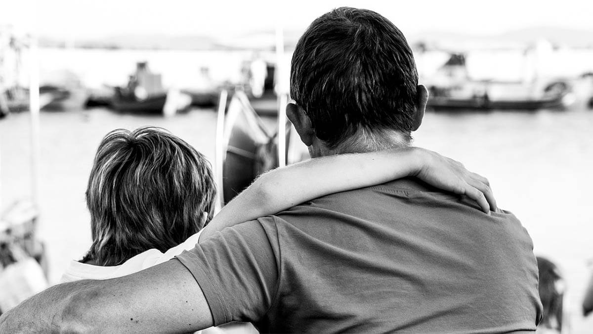 vater-sohn-see-schwarz-weiss