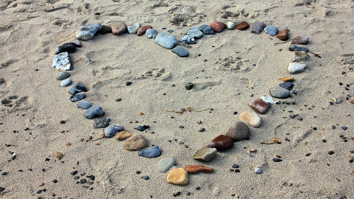 herz-steine-strand