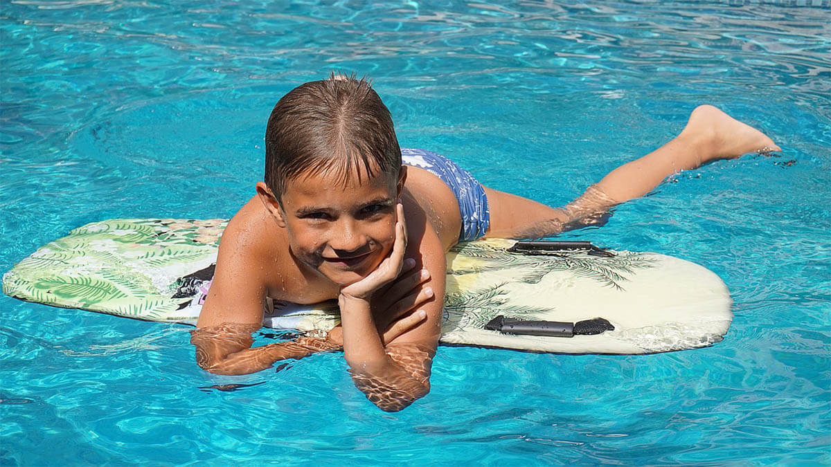 kind schwimmt im pool
