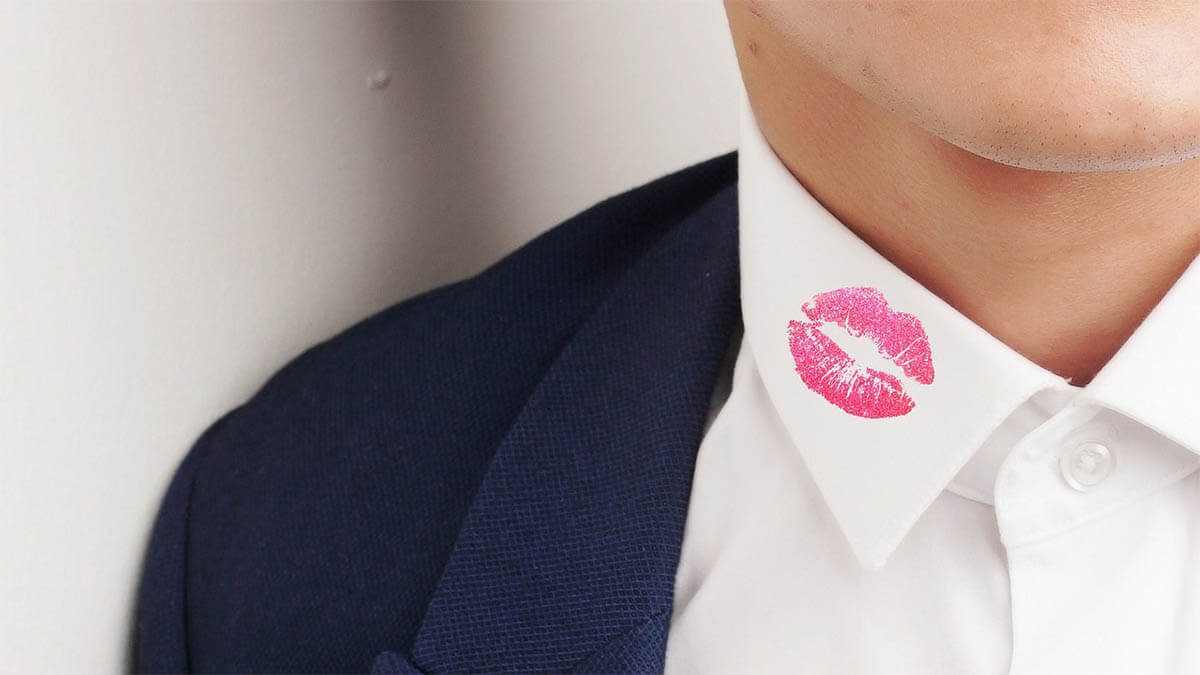 mann lippenstift am kragen an