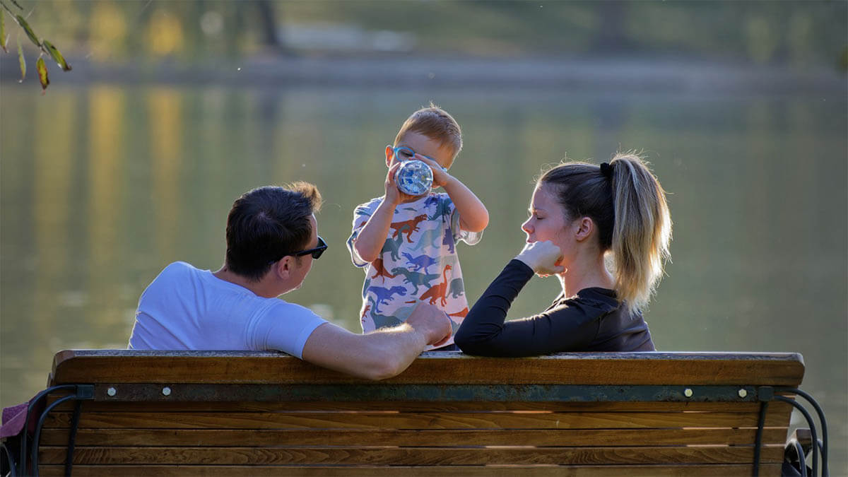 mutter vater kind sommer parkbank