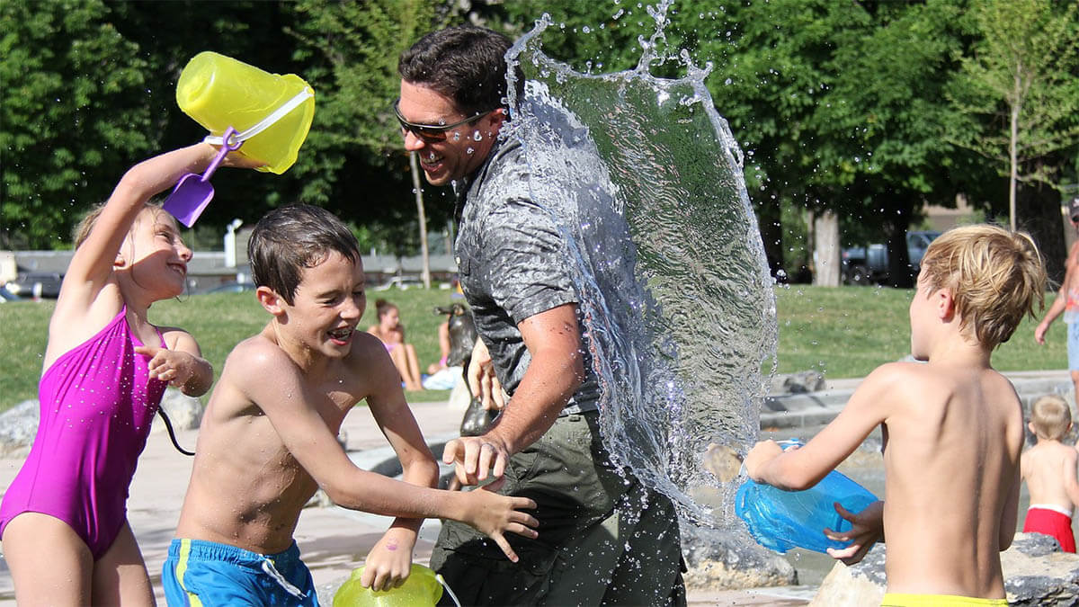 wasserkampf wasserschlacht kinder papa