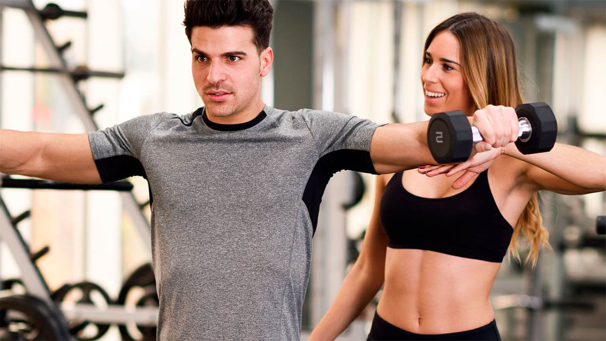 fitnesstrainerin seitheben an