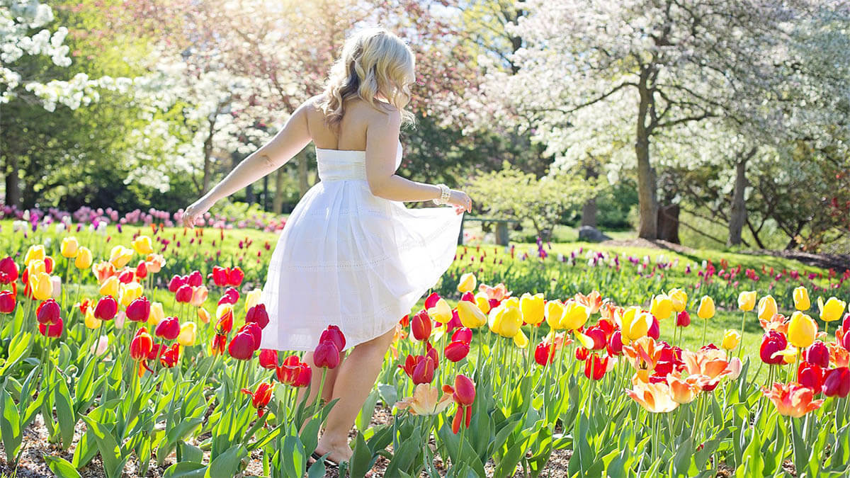 frau-tanzt-in-tulpen