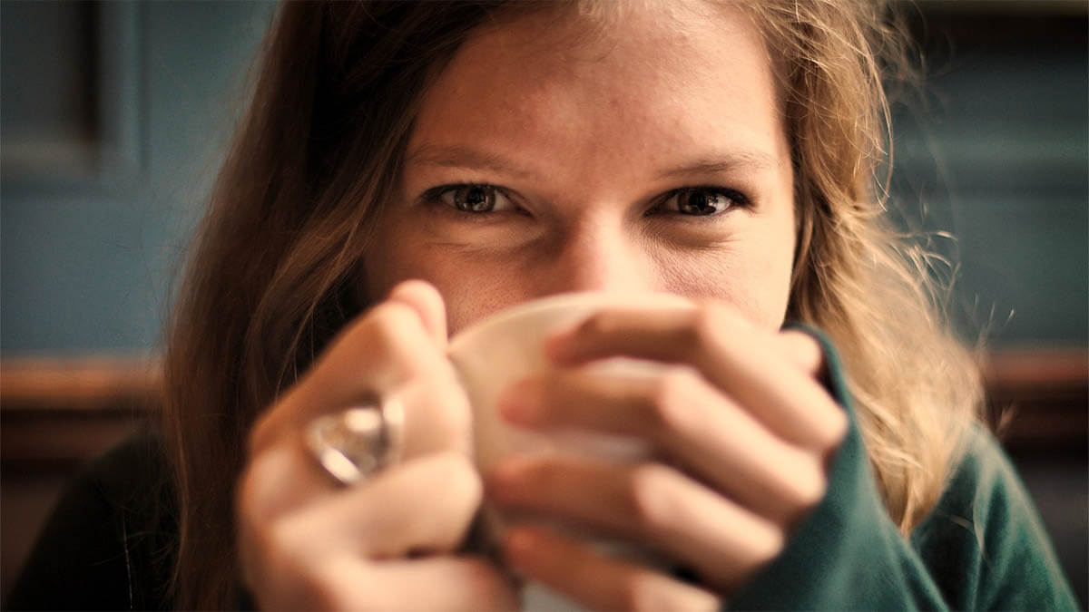 frau-trinkt-entspannt-einen-kaffee