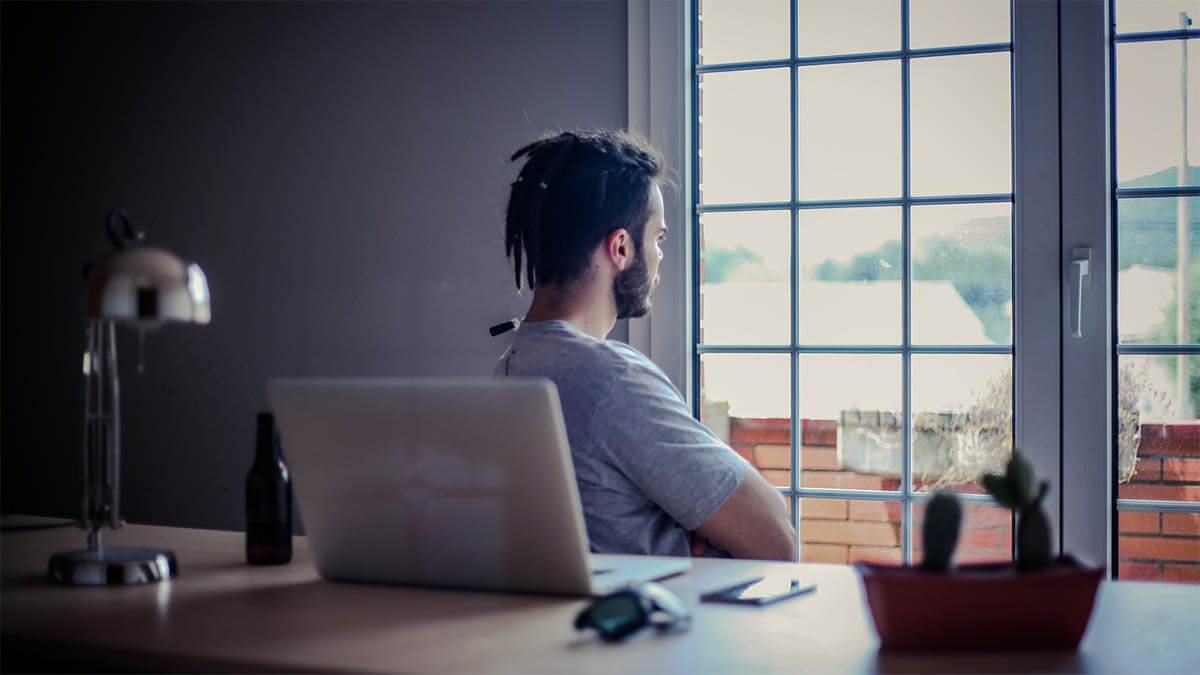 mann-arbeit-schaut-aus-dem-fenster