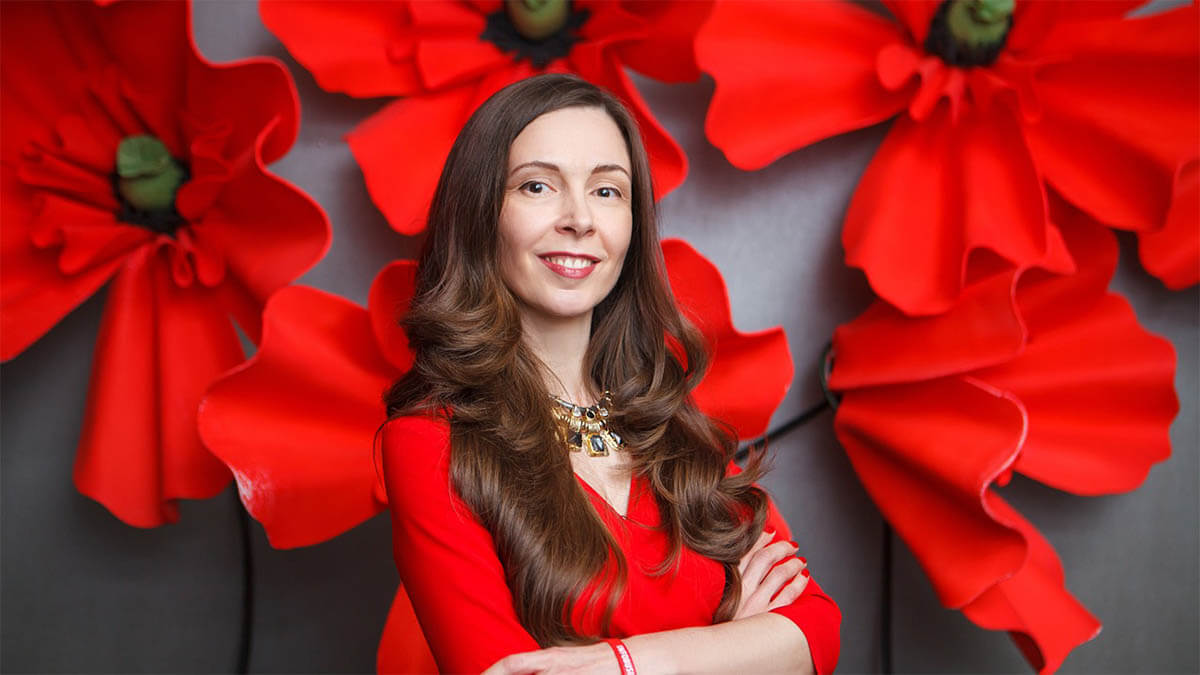 frau blumen rot an