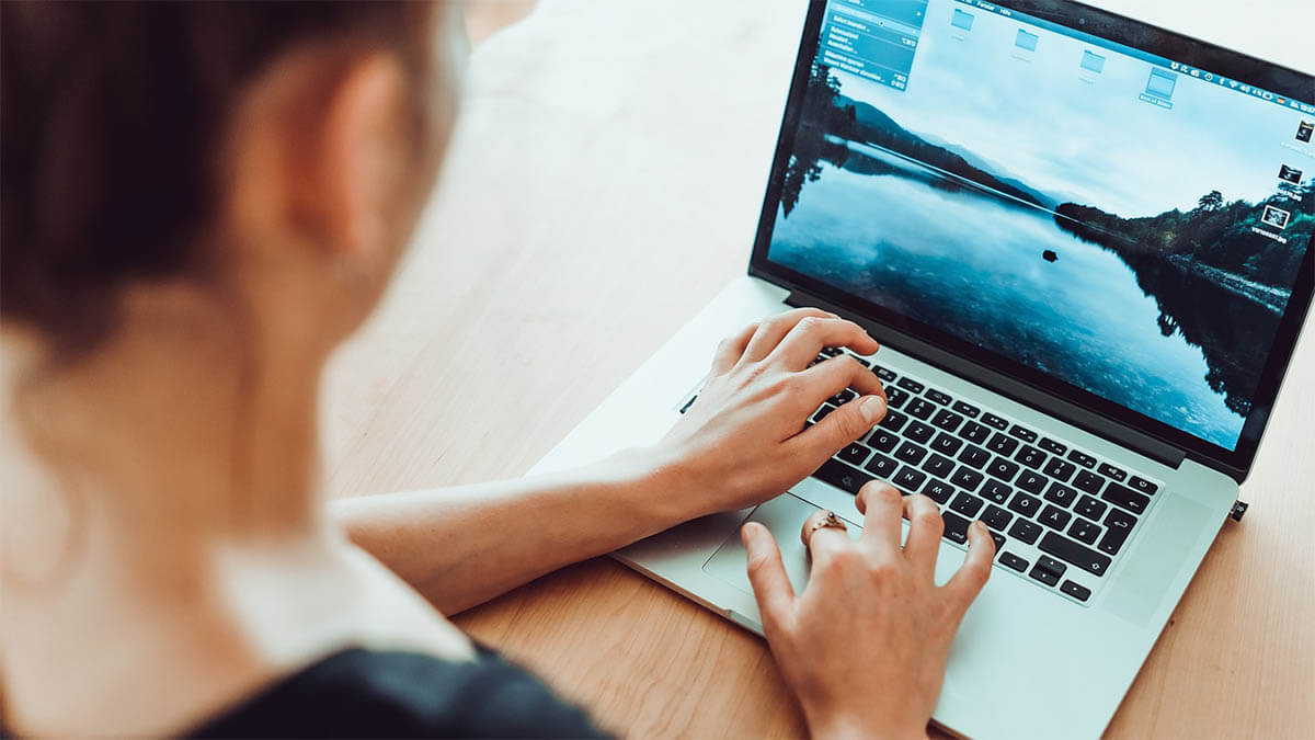 frau-online-laptop