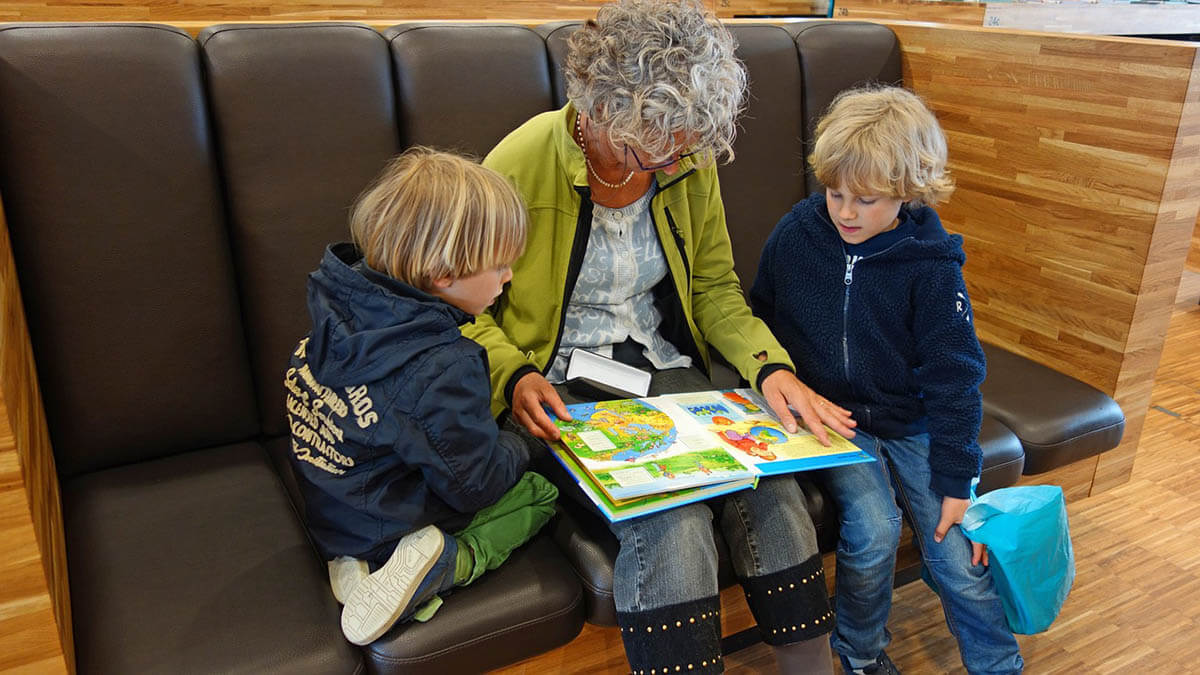 oma-enkelkinder-lesen-buch