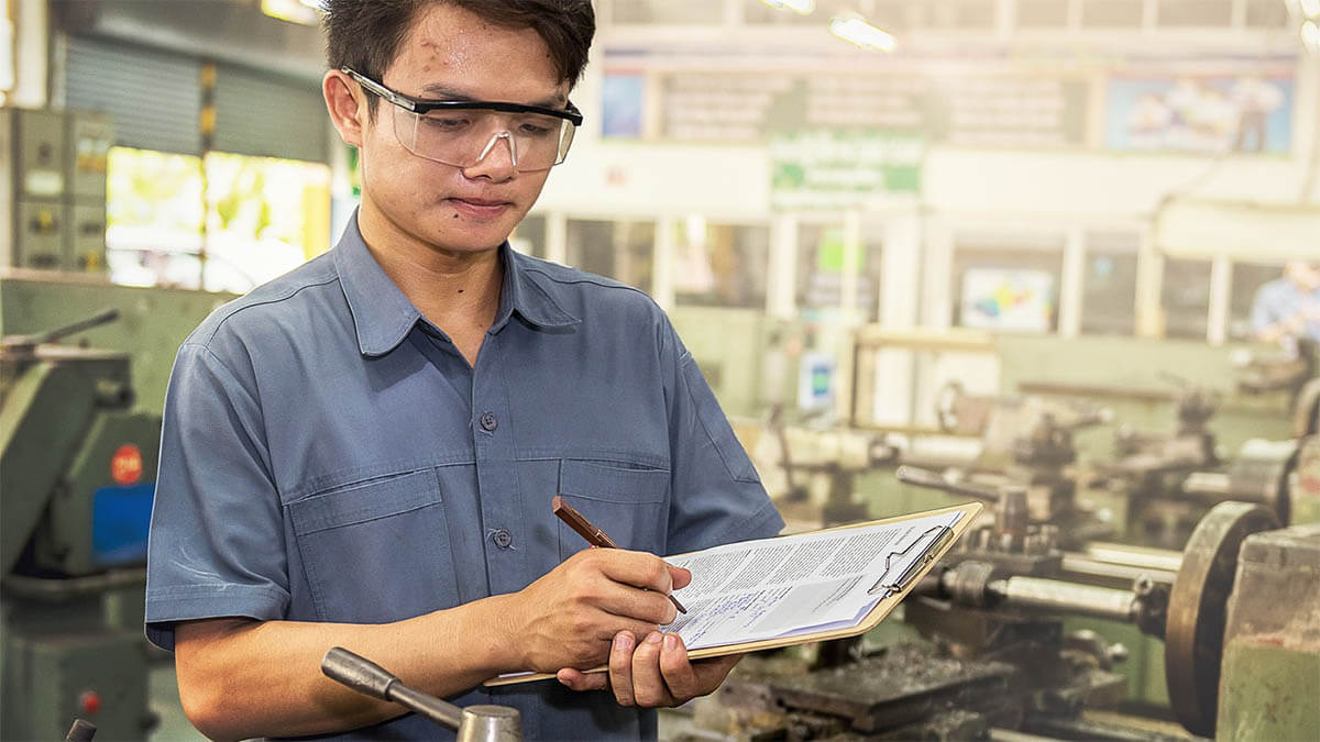 arbeiter werkstatt schutzbrille