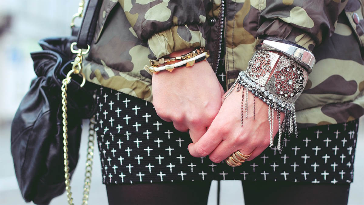 frau armbaender an
