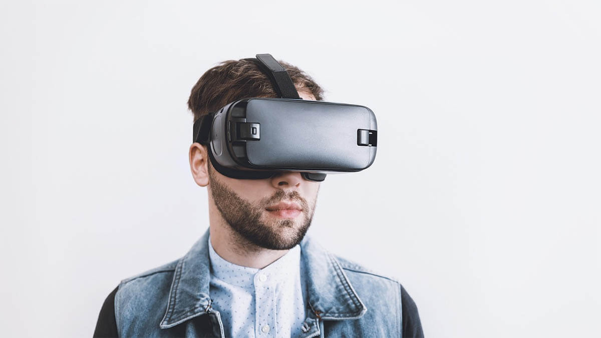 mann vrbrille an