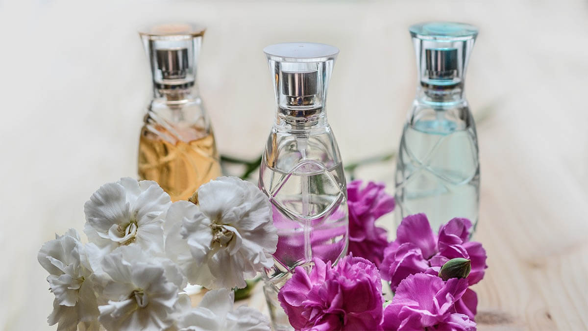 parfuemflaschen blumen an