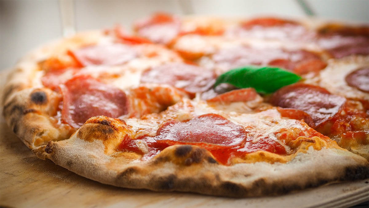 Selbstgemachte Pizza einfrieren für späteren Genuss pizza-napoli-auf-brett