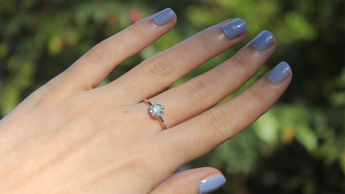 fingernaegel manikuere blau matt an