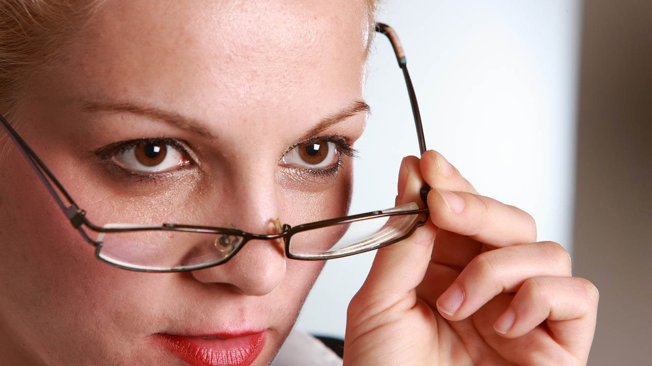 powerfrau brille nonverbal
