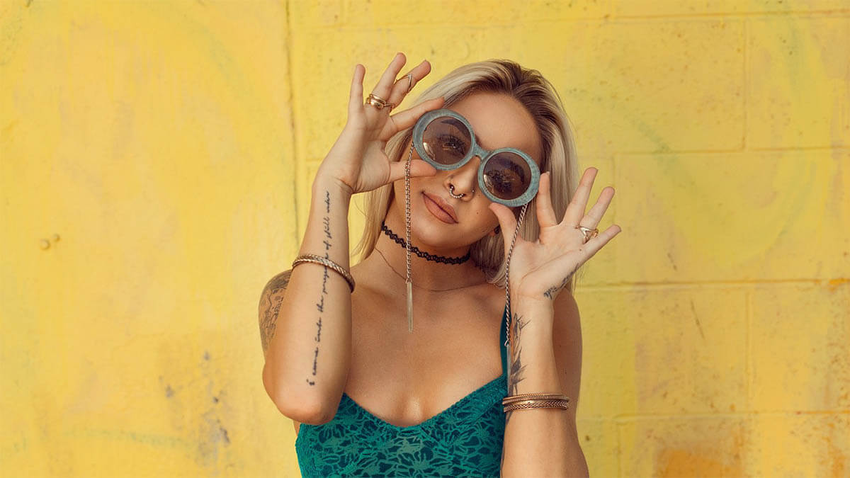 frau sonnenbrille gelb an