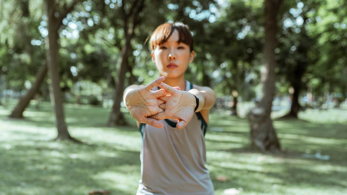 Gesundheit und Fitness im Freien: Die Vorteile des Trainings in der Natur frau sport im freien an