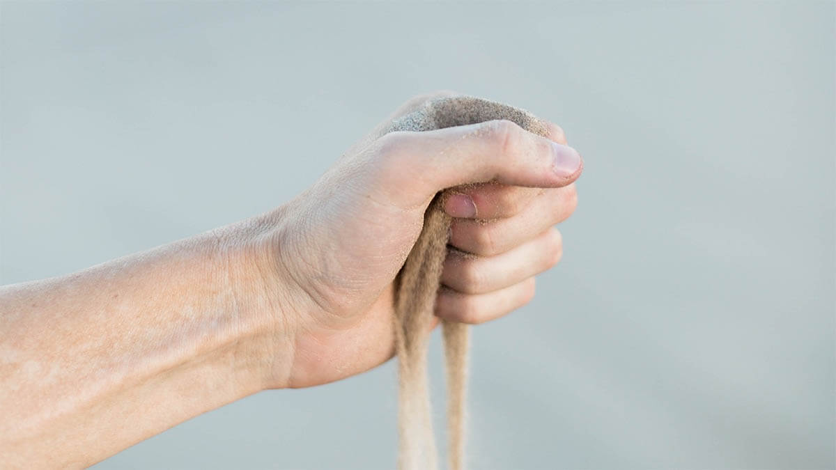 hand-sand-rieseln