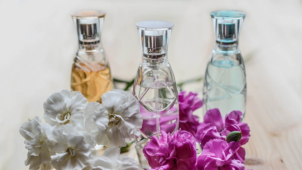 parfum flaschen blumendeko an