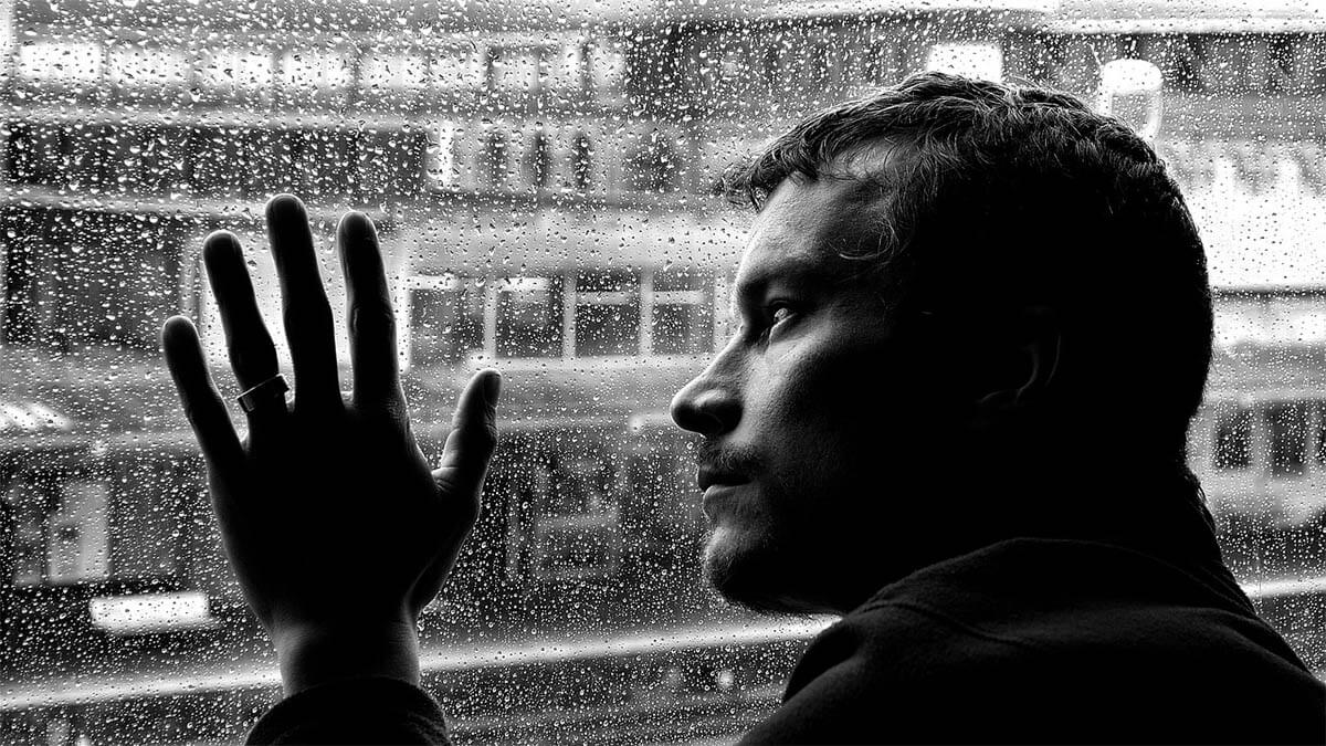 mann-depressionen-fenster-sw