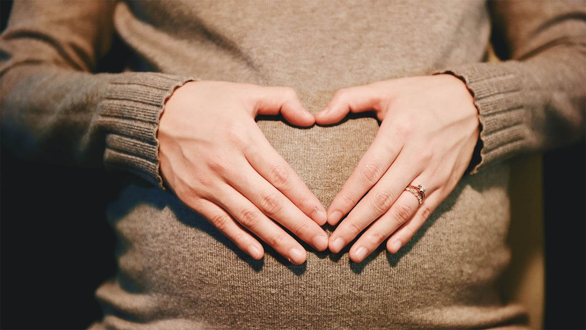 babybauch-haende-herz