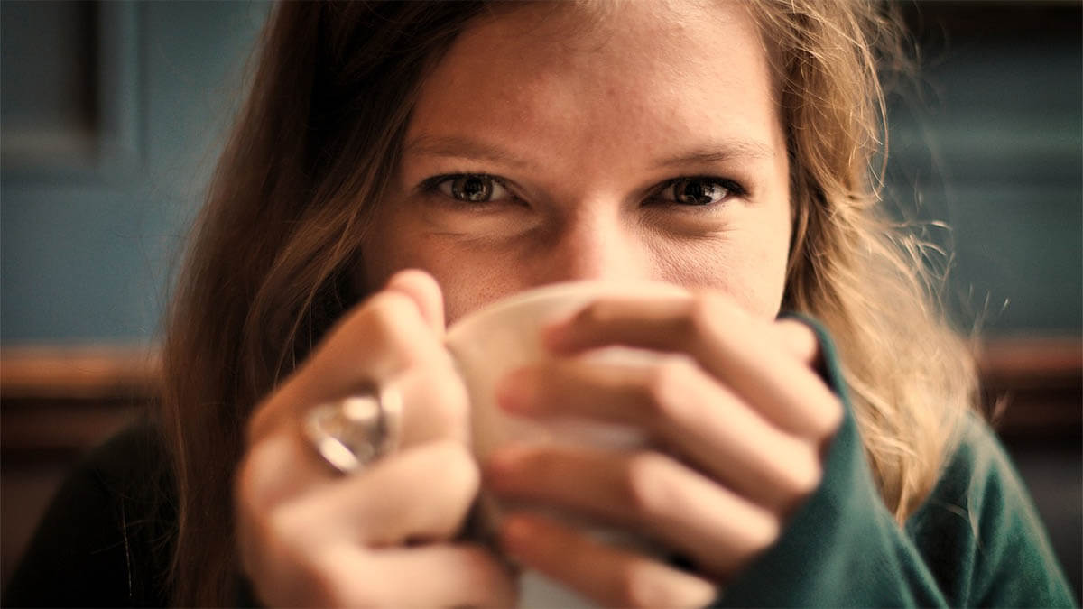 frau-tasse-kaffee-entspannt