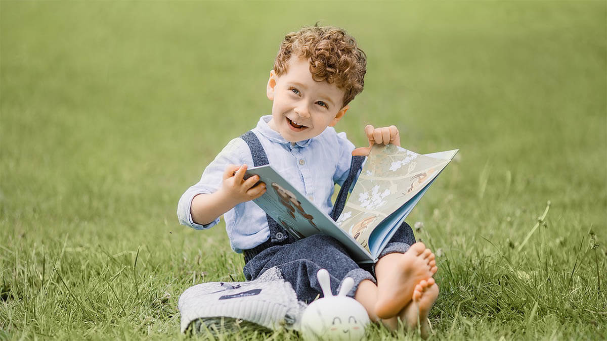 kind-lernt-buch