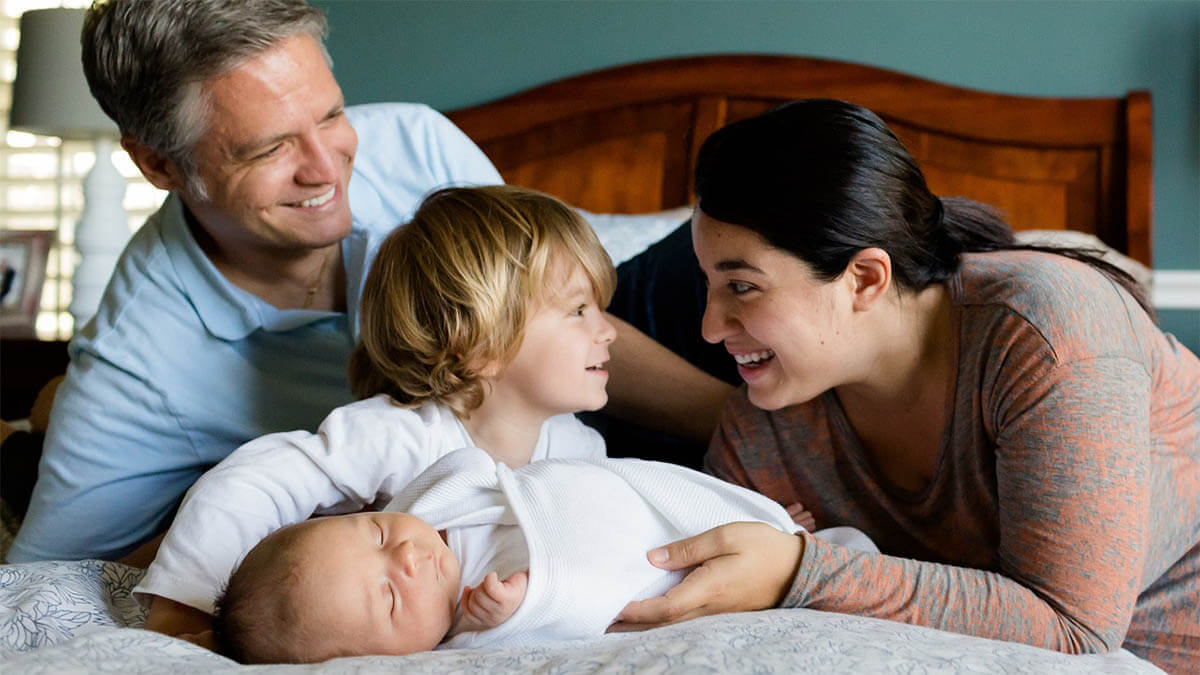 familie-vater-mutter-zwei-kinder