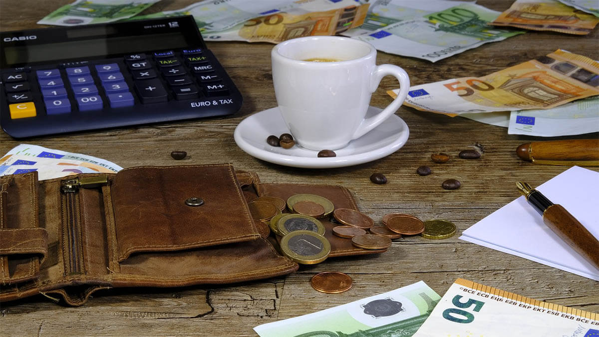 kaffee-geldbeutel-tisch-taschenrechner