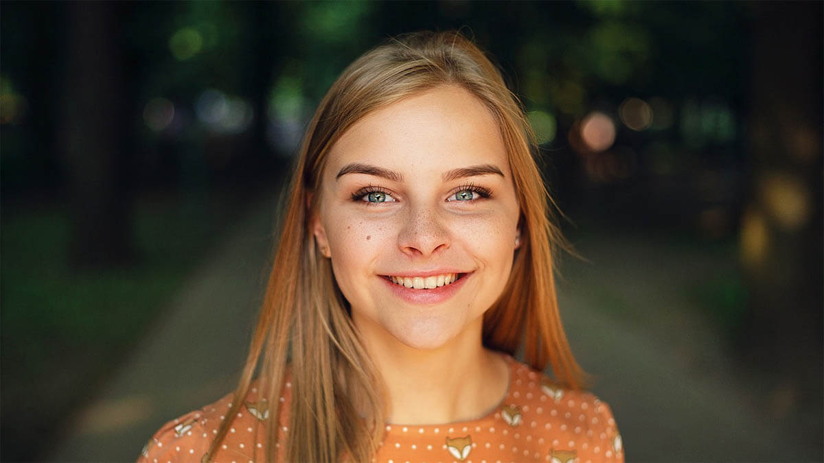 maedchen-gluecklich-strahlendes-gesicht
