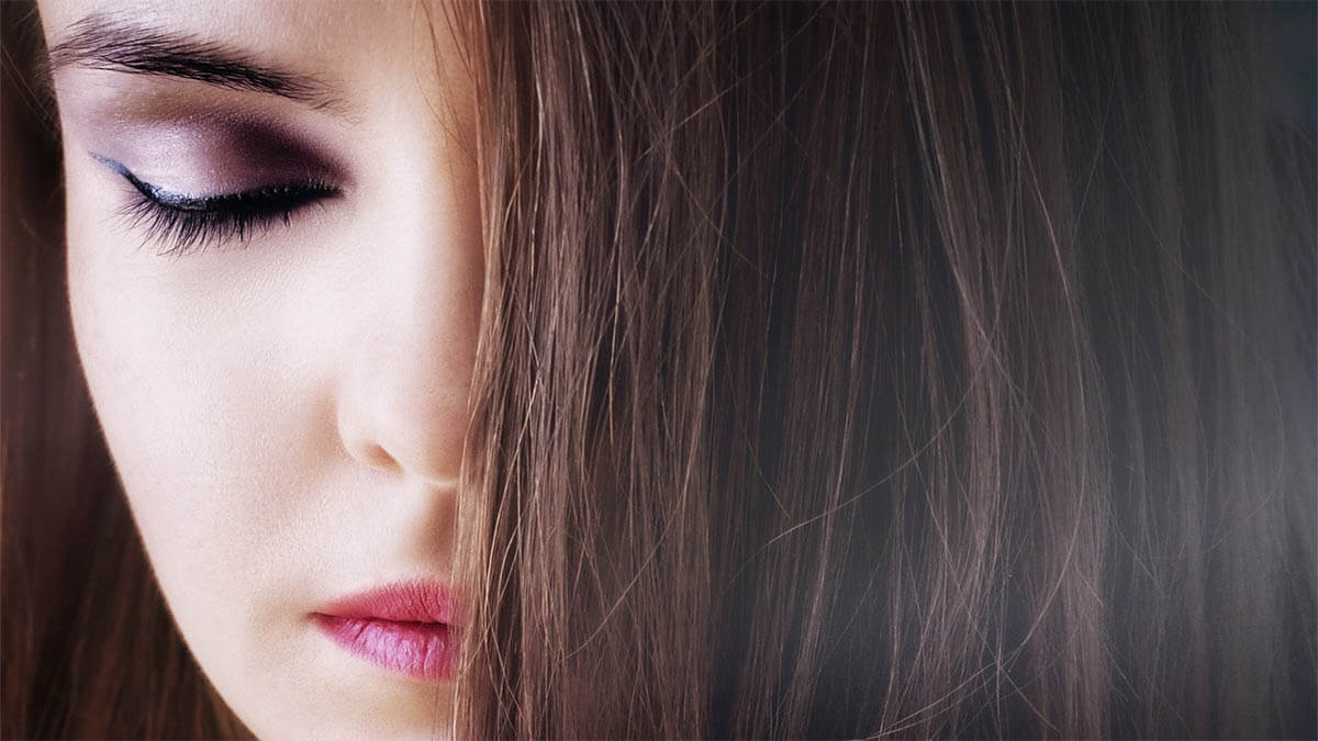 frau haare ueber gesicht an
