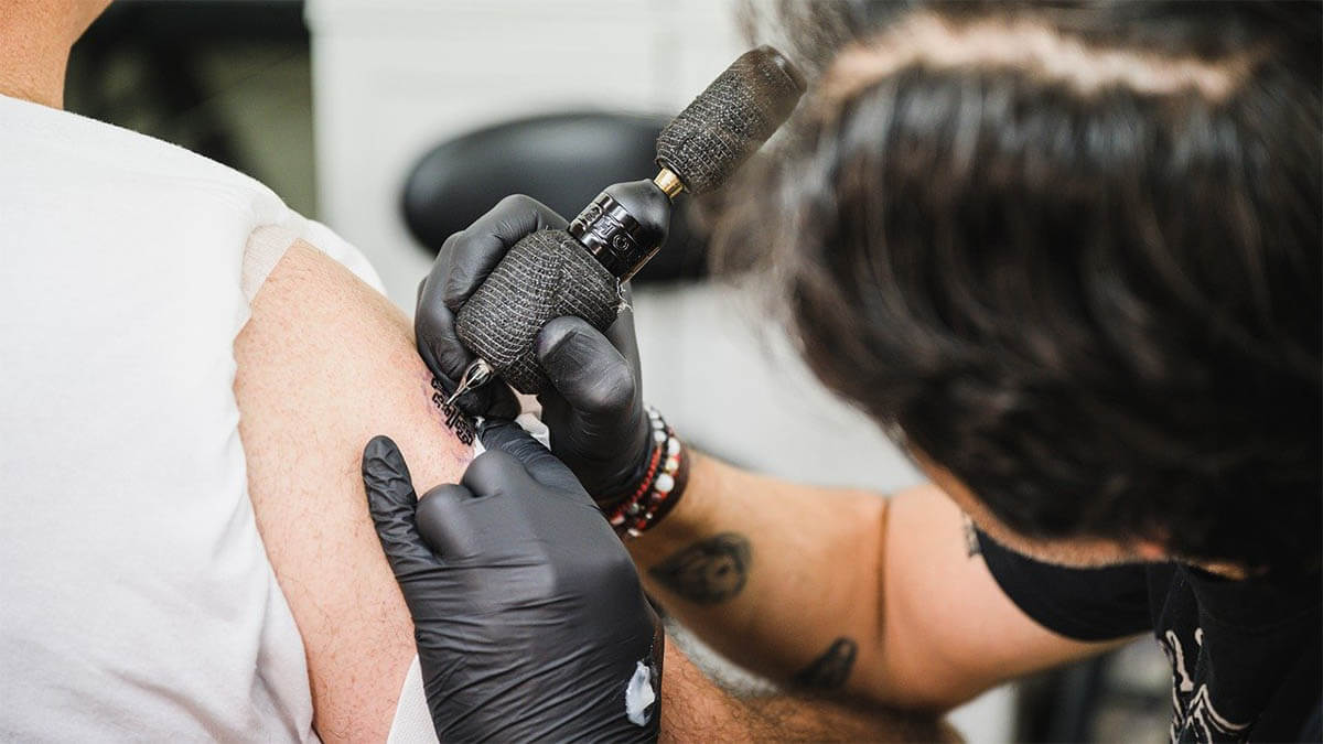 tattoo mann arm an