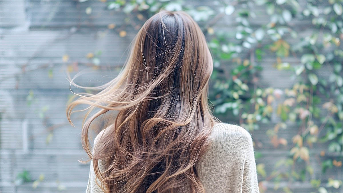 frau lange haare an