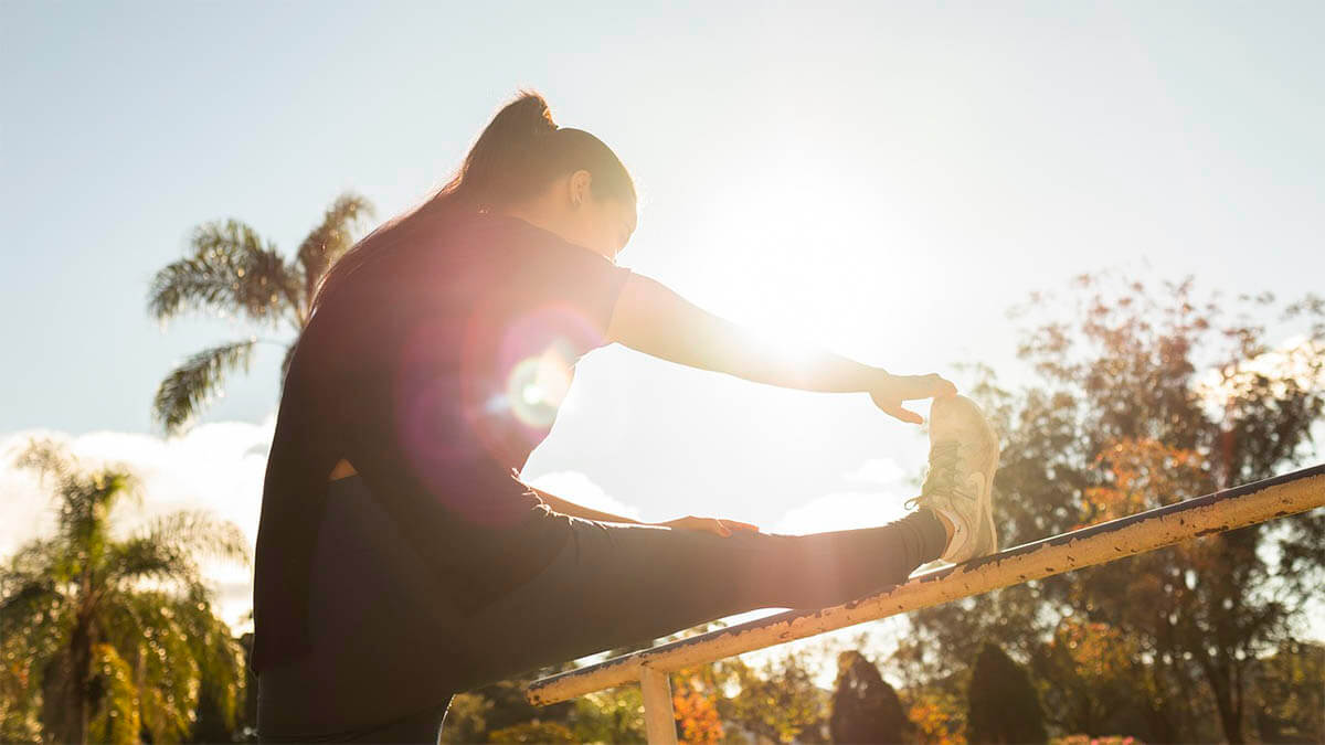 frau-stretching-sonne