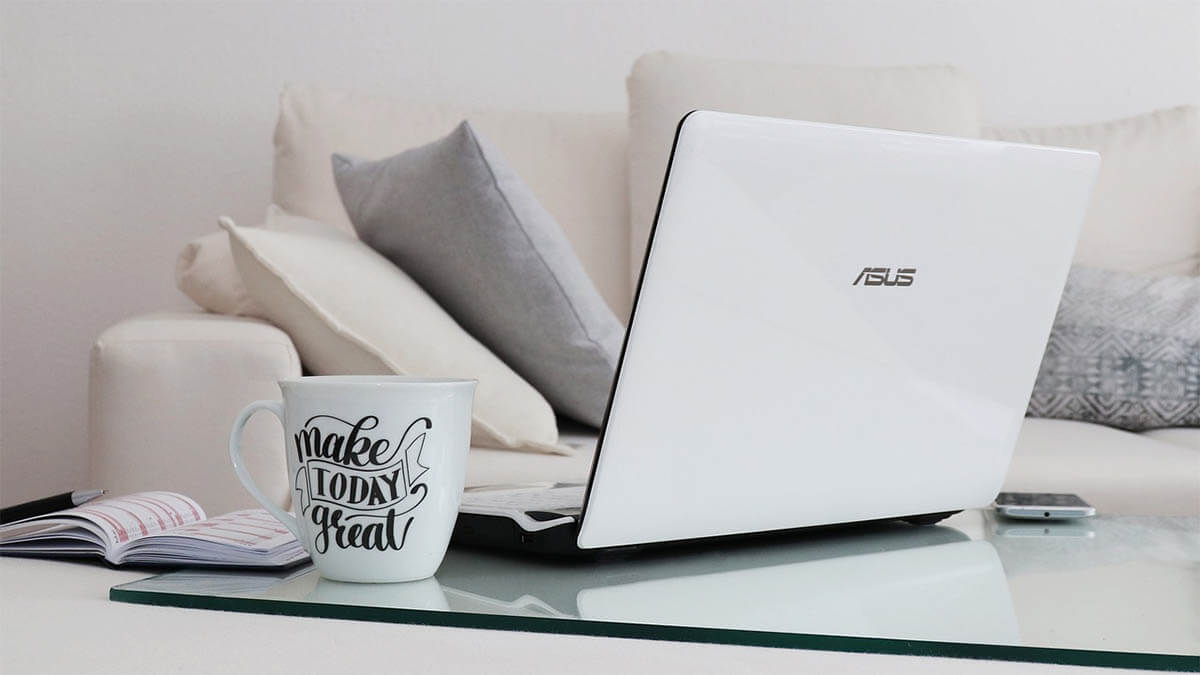 homeoffice laptop kaffee an