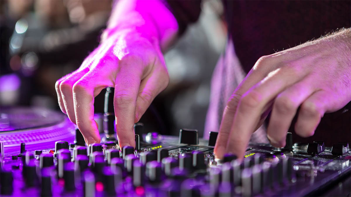 dj mischpult plattenspieler magenta an