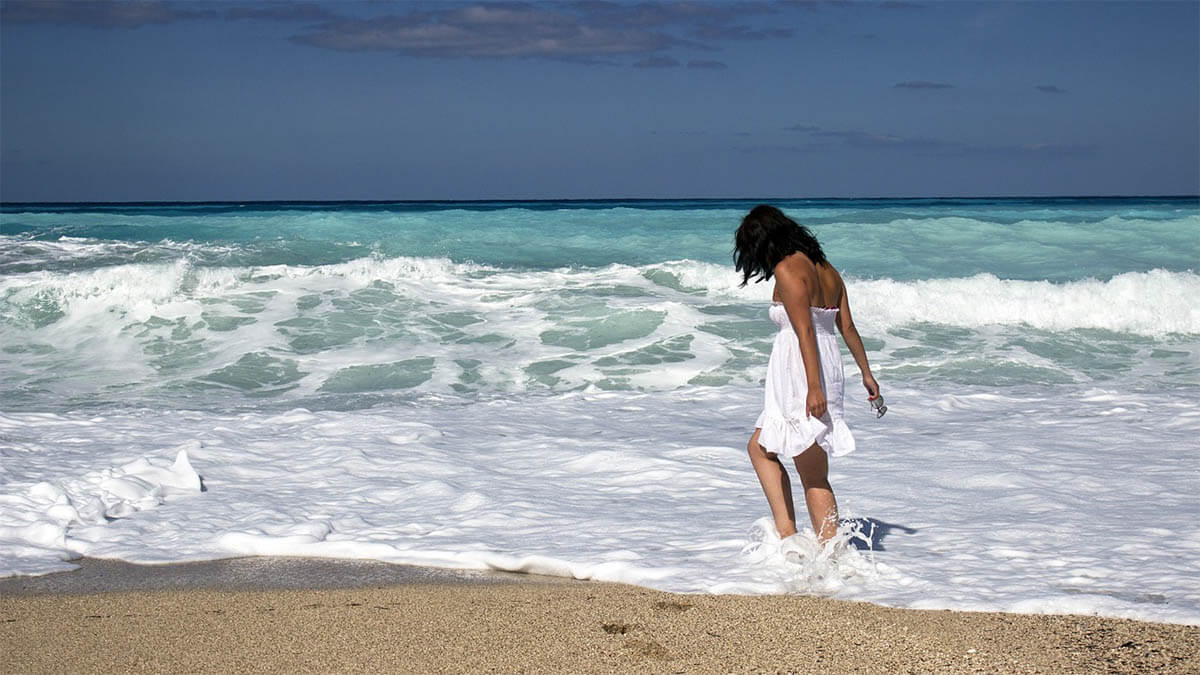 frau strand meer urlaub an
