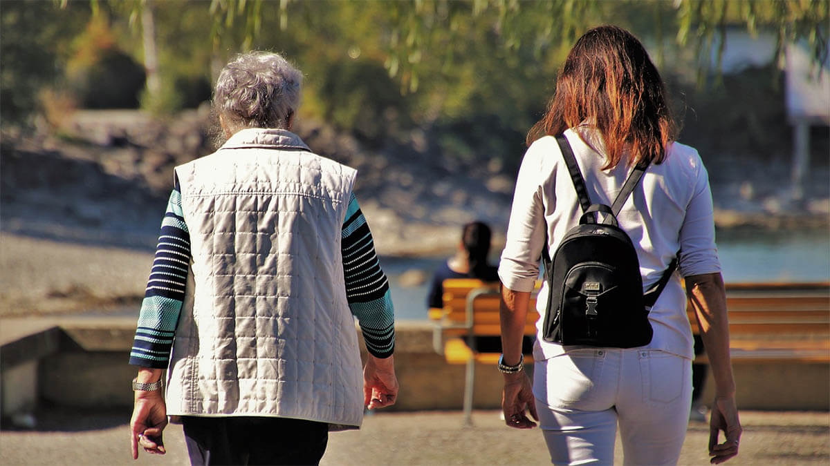 mutter-tochter-laufen-im-park