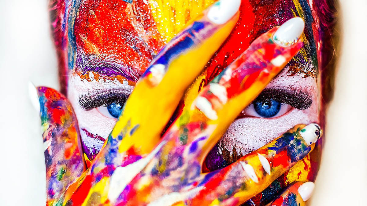 frau-gesicht-bunt-farben