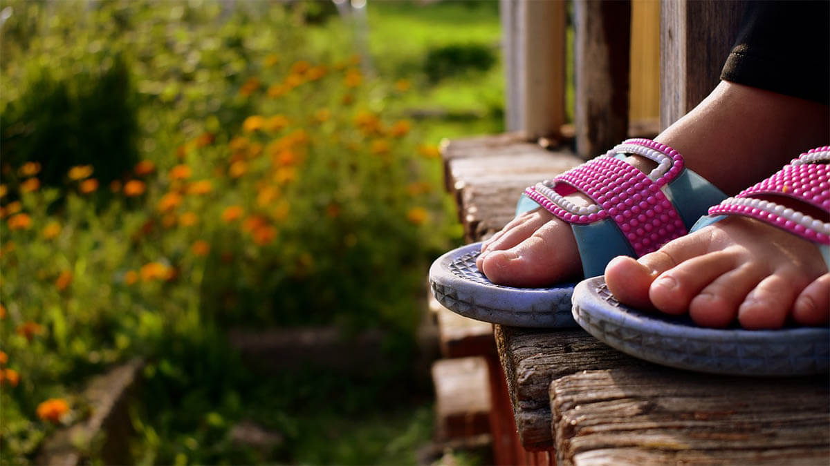 kind sandalen an