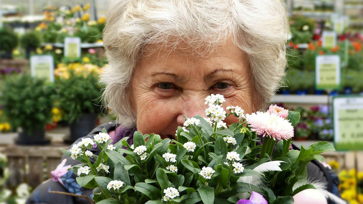 oma-mit-blumen-an