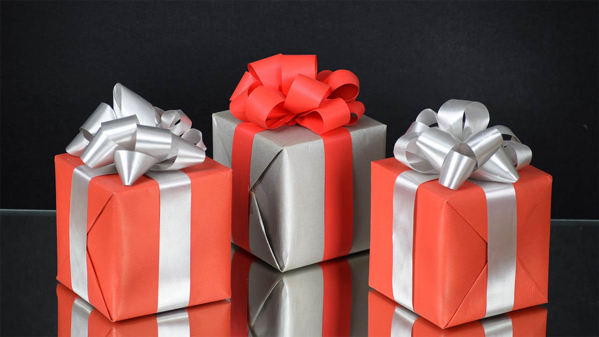 Geschenke für Frauen: Von Klassikern bis zu trendigen Überraschungen geschenke rot silber an