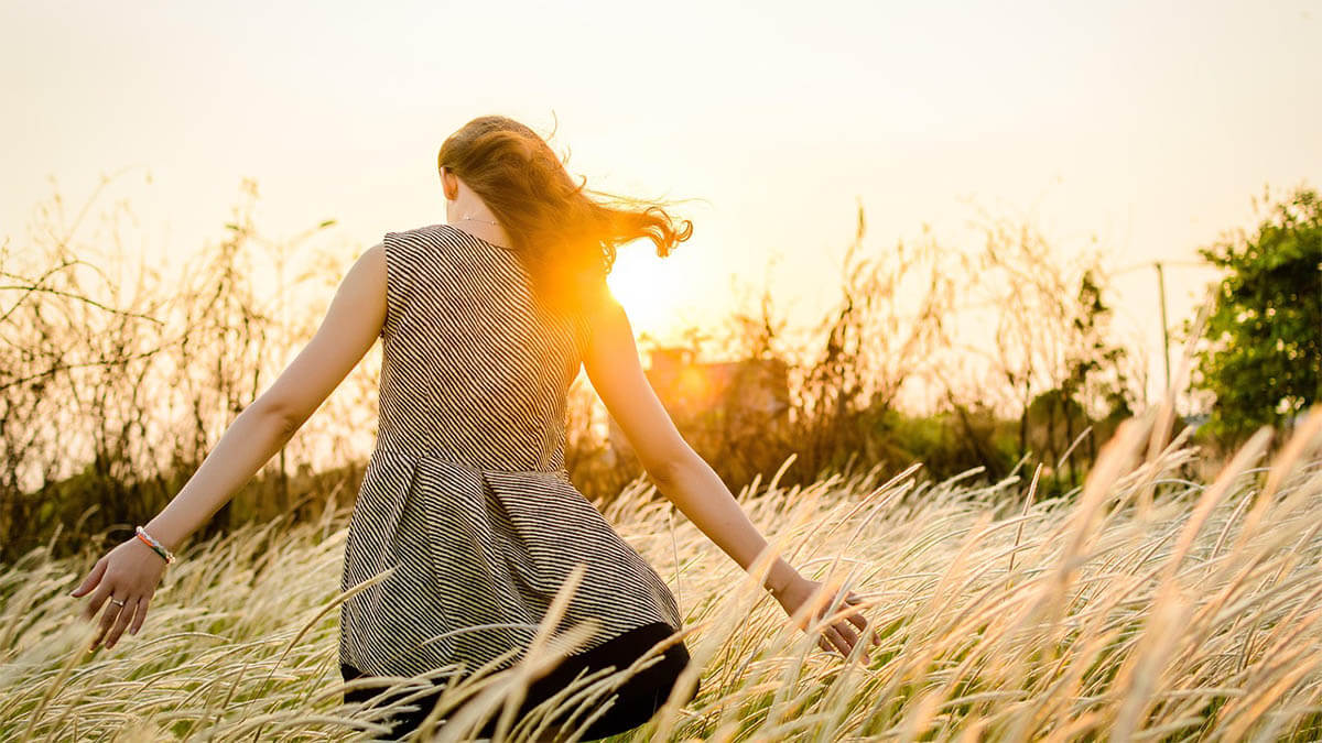 frau-energie-feld-sonne
