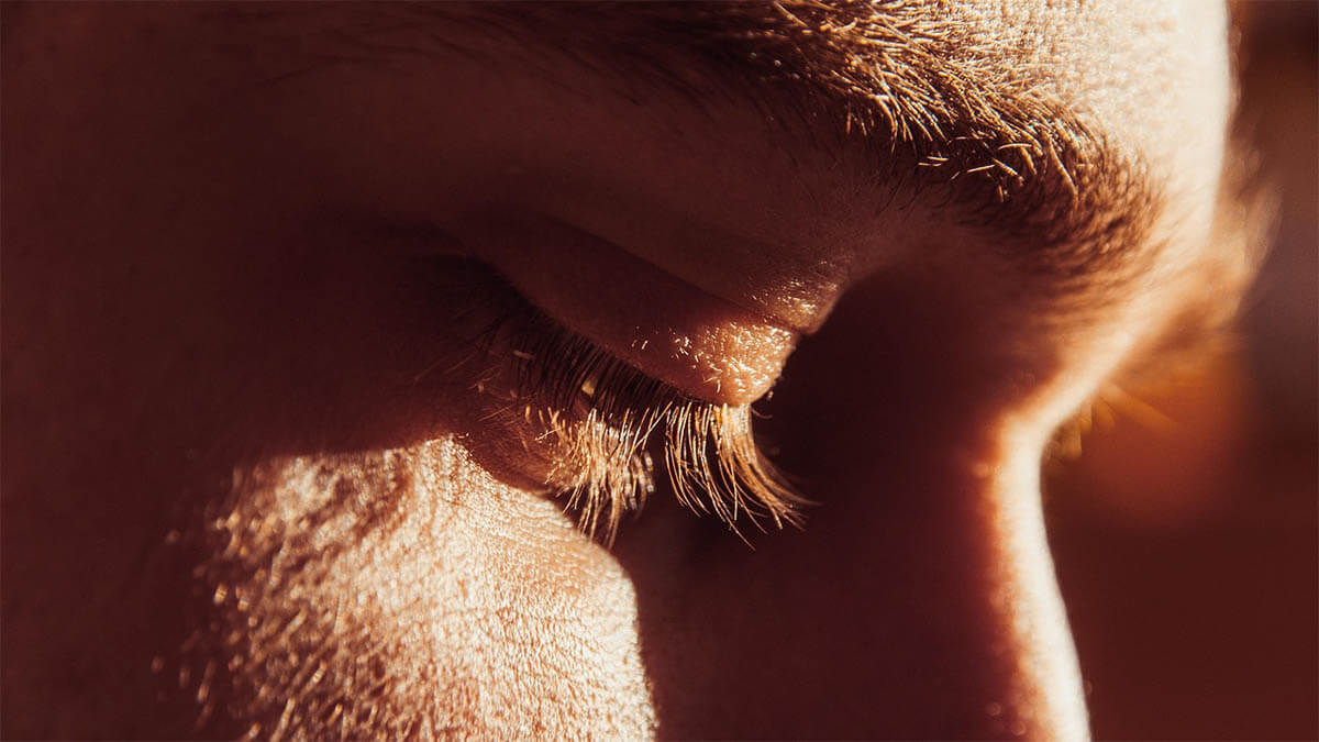 mann-traurig-augen-nach-unten